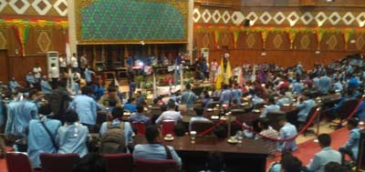 Pakai Topeng Anggota Dewan, Mahasiswa Riau Sidang Paripurna Penurunan PBBKB